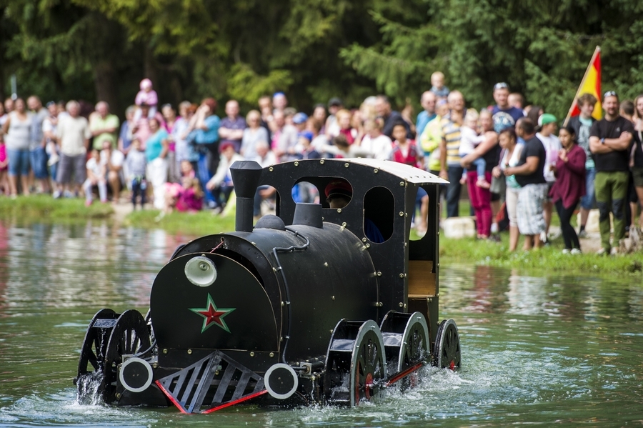 A 112-es Mozdony csapatának építménye a felsőtárkányi tavon rendezett úszó alkalmatlanságok versenyén 2018. július 1-jén. Sajátkészítésű, nem hajózásra szánt eszközökből összeállított vízi járművekkel nevezhettek a versenyzők. MTI Fotó: Komka Péter 