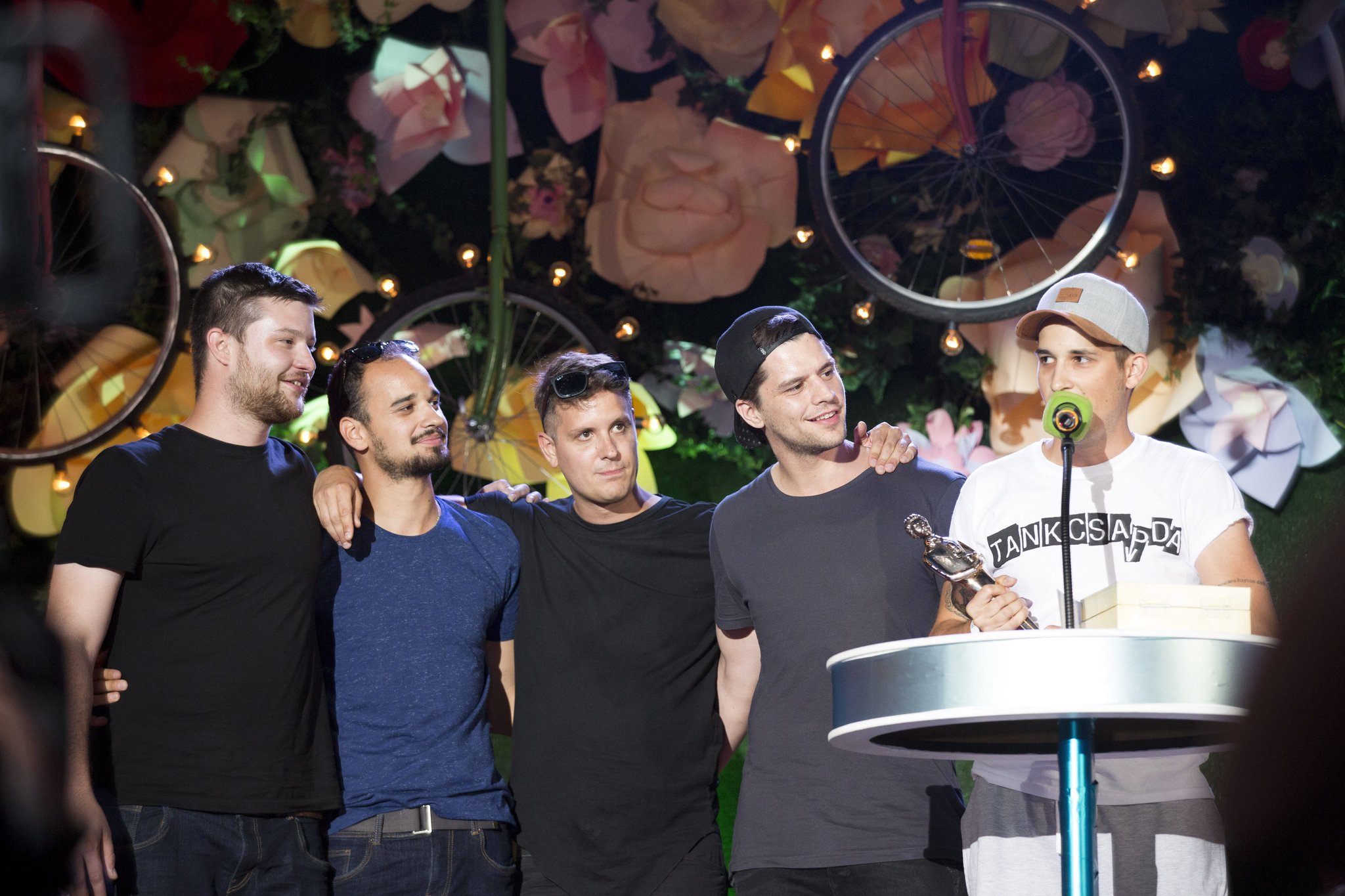 Fodor Máté, Huszár Ádám, Szabó Ferenc, Góczán Gábor és Holdosi Attila, a Soulwave együttes tagjai, az Év Felfedezettje kategória nyertesei a Petőfi Zenei Díjak átadásán a 25. VOLT Fesztiválon 2017. június 26-án. MTI Fotó: Nyikos Péter 