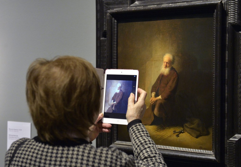 Egy érdeklődő fényképezi Rembrandt Bűnbánó Szent Péter című festményét az október 30-án nyíló Rembrandt és a holland arany évszázad című kiállítás sajtóbejárásán a Szépművészeti Múzeumban 2014. október 29-én. MTI Fotó: Máthé Zoltán