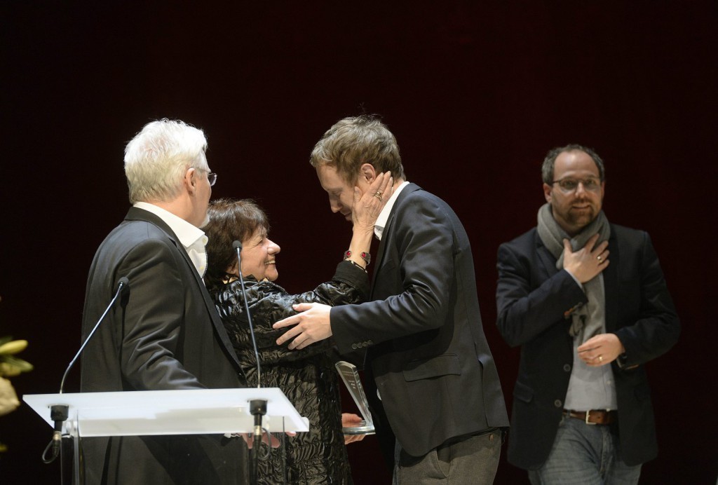 Nemes Jeles László, az Oscar-díjjal jutalmazott Saul fia című alkotás rendezője (j2) különdíjat vesz át Mészáros Márta és Rófusz Ferenc (b) rendezőktől a 2. Magyar Filmhét budapesti gáláján 2016. március 6-án. Jobbra Sipos Gábor, a Saul fia című film egyik producere. A legjobb nagyjátékfilmnek járó díjat a Liza, a rókatündér című alkotás nyerte el. MTI Fotó: Bruzák Noémi