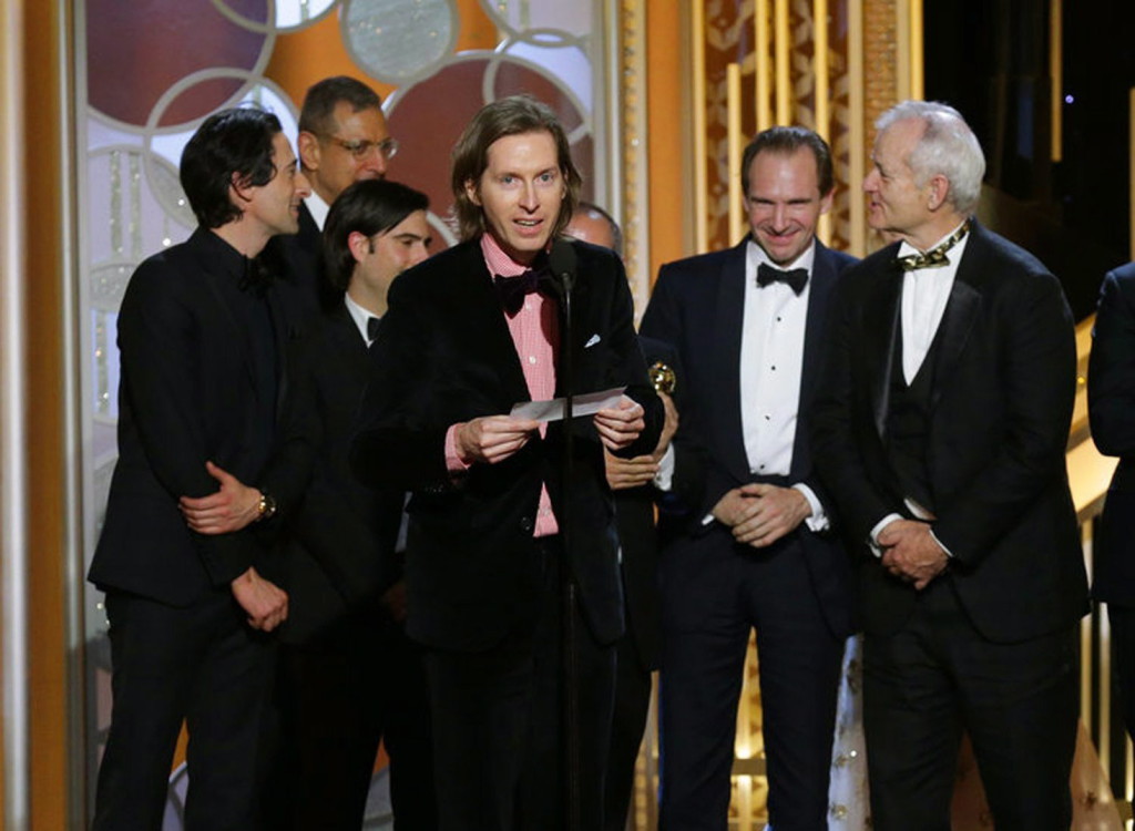 Az NBC által közreadott képen Wes Anderson amerikai rendező (k) a színpadon, miután átvette a legjobb filmvígjátékért odaítélt kitüntetést az Arany Glóbusz-díjak átadási ünnepségén Beverly Hillsben 2015. január 11-én. (MTI/AP/NBC/Paul Drinkwater)