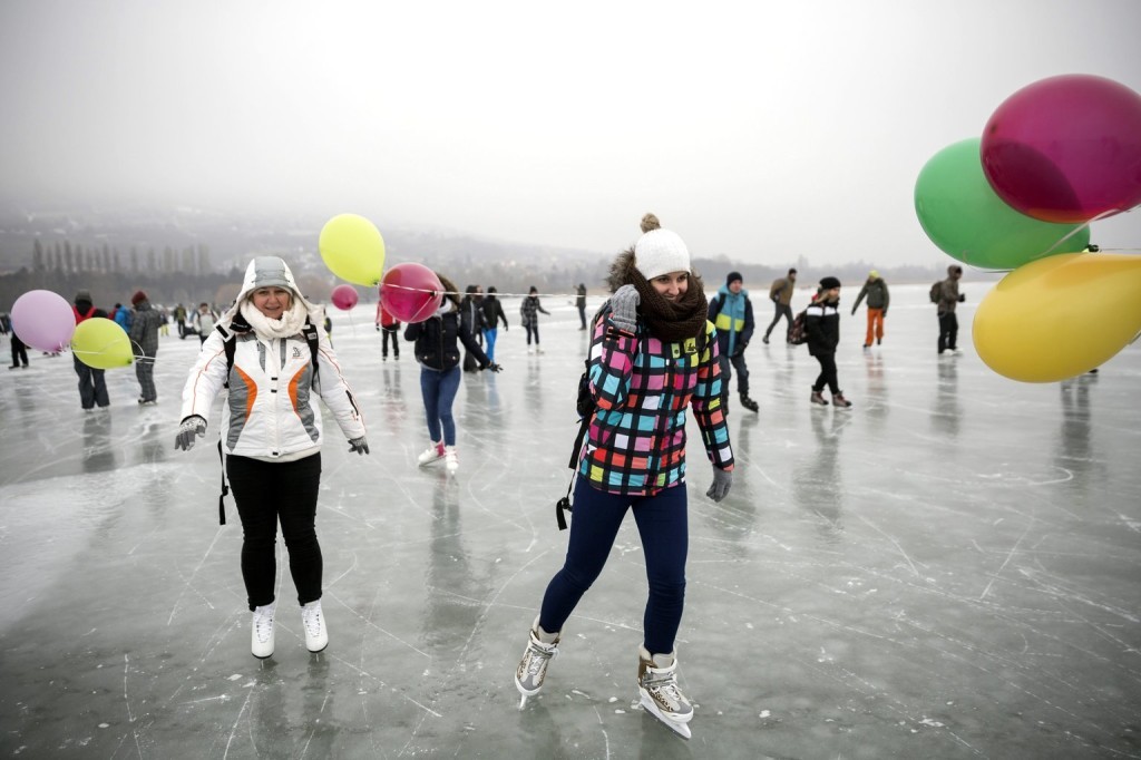 Résztvevők haladnak a jégen Badacsony és Fonyód között a Balaton-átcsúszáson 2017. január 28-án. MTI Fotó: Mohai Balázs 