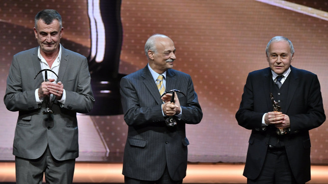 Fischer Ádám karmester, a Budapest Fesztiválzenekar zeneigazgatója, miután átvette a magyar zene kategória Prima Primissima díját a fővárosi Müpában rendezett díjkiosztó gálaesten 2018. december 7-én. Balról Dresch Mihály Liszt Ferenc-díjas zenész, a kategória jelöltje, középen a másik jelöltet, Várjon Dénes zongoraművészt képviselő Körrner Tamás menedzser Fotó: MTI/Szigetváry Zsolt