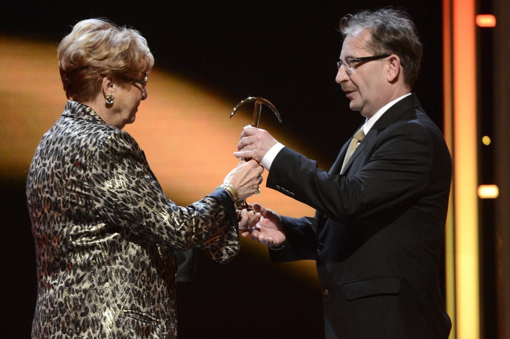 Budapest, 2014. december 5. Szűcs Gábor, a Jászság Népi Együttes nevében átveszi a Prima Primissima Díj közönségdíját Takács Ildikótól, a Prima Primissima Alapítvány kuratóriumának tagjától a gálán Budapesten, a Művészetek Palotájában 2014. december 5-én. MTI Fotó: Kovács Tamás
