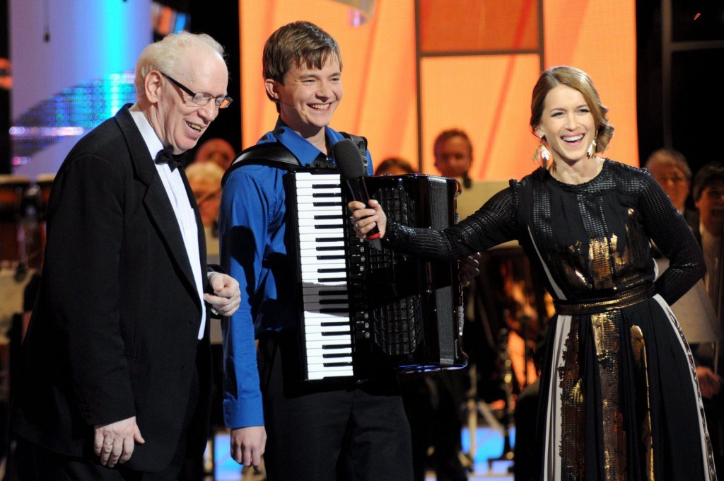 Demeniv Mihály harmonikás (k), valamint Kovács János karmester (b) és Varga Edit műsorvezető a 20-24 éves korcsoport döntőjében a közmédia Virtuózok című komolyzenei tehetségkutatójának felvételén a Médiaszolgáltatás-támogató és Vagyonkezelő Alap (MTVA) Kunigunda úti stúdiójában 2014. november 25-én. A világon az első ilyen jellegű televíziós versenyre csaknem kétezer ifjú muzsikus és énekes jelentkezett. A döntő korcsoportgyőztesei még egyszer színpadra állnak majd, hogy megküzdjenek a Virtuózok “abszolút fődíjasának” címéért, a december 19-ei élő adásban azonban már a nézők szavazatai döntenek majd. MTI Fotó: Honéczy Barnabás