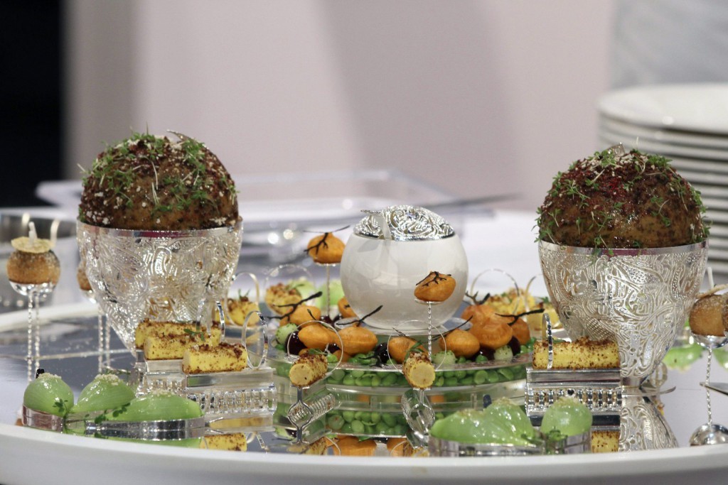 Orjan Johannessen norvég séf versenymunkájának egyik részlete a nem hivatalos szakácsvilágbajnokság, a Bocuse d’Or (Arany Bocuse) európai döntőjében Lyonban 2015. január 28-án. (MTI/EPA/Eddy Lemaistre)