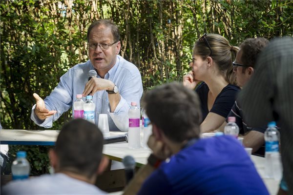 Formabontó beszélgetés Navracsics Tibor külgazdasági és külügyminiszter részvételével a Design Terminálon a Művészetek Völgyében, a kapolcsi Király udvarban a 24. Művészetek Völgye fesztiválon 2014. július 25-én. MTI Fotó: Szigetváry Zsolt 