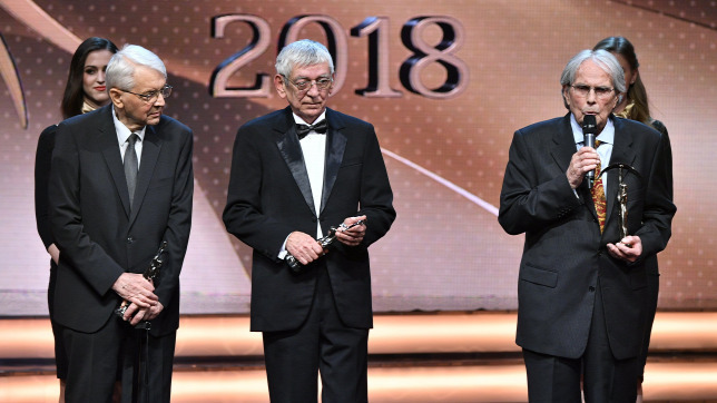 Görgey Gábor Kossuth-díjas író, miután átvette a magyar irodalom kategória Prima Primissima díját a fővárosi Müpában rendezett díjkiosztó gálaesten 2018. december 7-én. Mellette a kategória jelöltjei, Bertók László Kossuth-díjas költő és Vári Attila József Attila-díjas író, költő Fotó: MTI/Szigetváry Zsolt