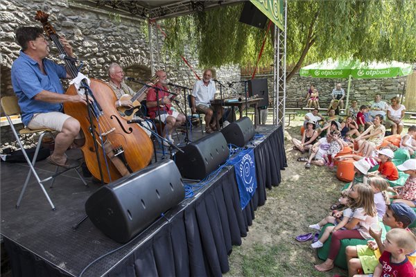 Becze Gábor, Radványi Balázs, Gryllus Vilmos és Gryllus Dániel (b-j) a Kaláka együttes tagjai a zenekar nyitókoncertjén a 24. Művészetek Völgye fesztiválon Kapolcson, a Kaláka Versudvarban 2014. július 25-én. MTI Fotó: Szigetváry Zsolt 