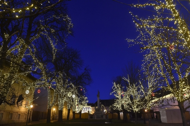 Ünnepi fények az óbudai Szentlélek téren karácsony második napján, 2019. december 26-án. MTI/Bruzák Noémi 
