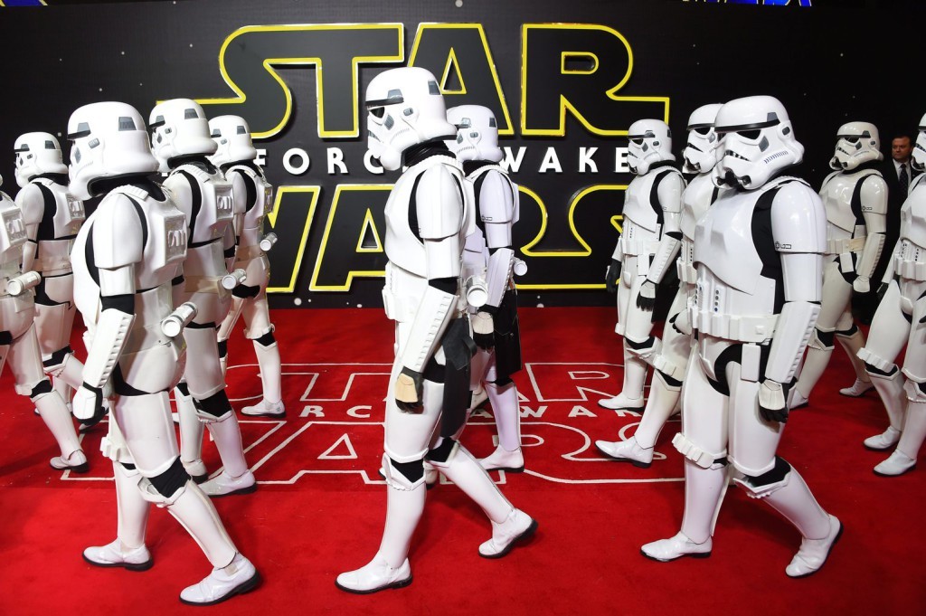 A Csillagok háborúja című filmekből ismert rohamosztagosok jelmezét viselő résztvevők érkeznek a Star Wars – Az ébredő Erő (Star Wars – The Force Awakens) című film nagy-britanniai premierjére Londonban 2015. december 16-án. (MTI/AP/Invision/Joel Ryan)