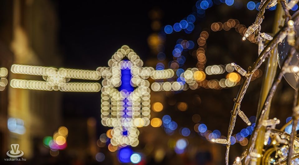 Ünnepi fények a szombathelyi főtéren. - Fotó: Büki László