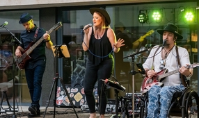 A Tom Kondor's Moonshine bluesra hangolta közönségét a Zsinagóga udvaron