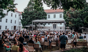 Augusztusban is tovább pezseg a Zsámbéki Nyári Színház: zenés bemutató, egyszemélyes estek, csodás párosok és mesehősök érkeznek a lombok alá